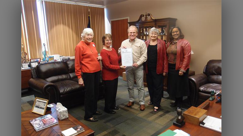 yor Tyler proclaims April 12, 2016, Equal Pay Day in Muncie. AAUW members (from left) Alice Bennett, Bianca McRae, Jean Amman, Terry Whitt Bailey with Mayor Tyler. Photo by: William Moser